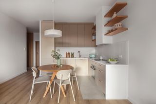 Kuchnia hipnotyzuje beżem, a salon szałwiową nutą. Równie pięknie jest w sypialni!