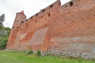 Pomarańczowi rowerzyści najechali zamek w Szymbarku