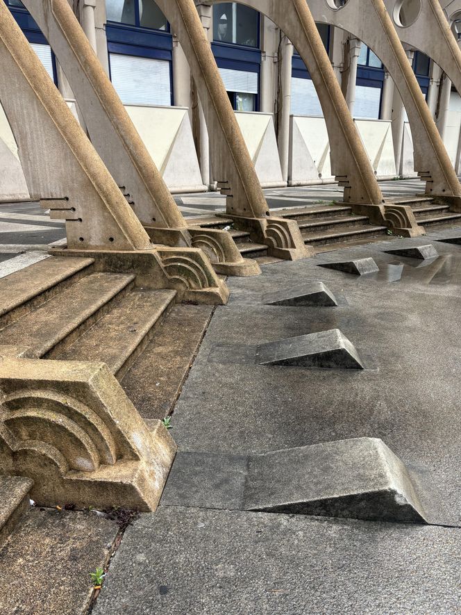 Picasso's Arenas. Budynek mieszkalny położony w Noisy-le-Grand pod Paryżem