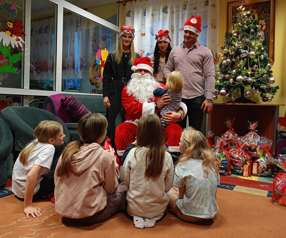 Święty Mikołaj wraz z pomocnikami zawiózł słodycze dzieciom z domów dziecka i placówek opiekuńczych w Siedlcach i regionie