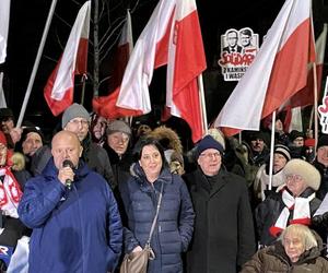 Manifestacja pod więzieniem, w którym przebywa Maciej Wąsik