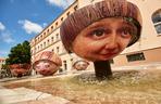 3 Wielkie głowy pojawiły się m.in. w fontannie w Pasażu Schillera