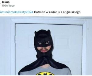 Egzamin ósmoklasisty 2024: angielski. Memy z Batmanem zalewają internet. Uczniowie zaskakują pomysłowością [ZDJĘCIA]