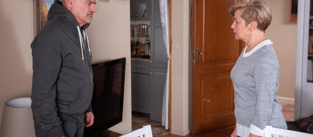 Na Wspólnej, odcinek 2803. Roman (Waldemar Obłoza), Honoarata (Aleksandra Konieczna)