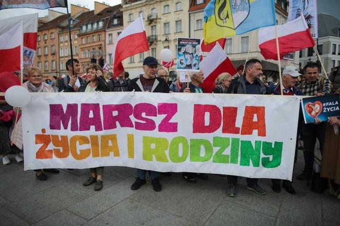 Narodowy Marsz Życia przez Warszawę. Organizatorzy mówią, że idą w obronie „poczętych dzieci zagrożonych aborcją”