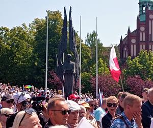 Manifestacja 4 czerwca na placu Solidarności w Szczecinie