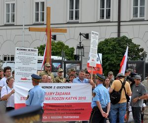 15. rocznica katastrofy smoleńskiej. Burzliwa historia krzyża sprzed Pałacu Prezydenckiego