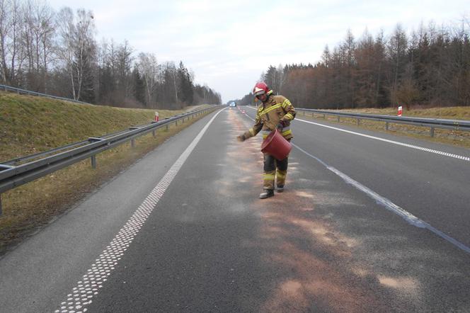 Kłopotliwa plama oleju na drodze. Na szczęście szybko i sprawnie problemem zajęli się  strażacy