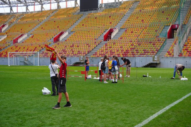 Pożegnianie Murawy na Chorten Arenie. Jagiellonia Białystok rozdaje boisko swoim kibicom