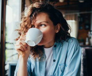 Kiedy wypić kawę, by zadziałała na nas najlepiej? Wszystko, co musisz wiedzieć o kawie