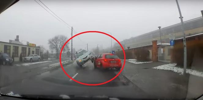 Groźne zderzenie osobówki z autem nauki jazdy w Grudziądzu 
