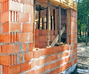 Z czego budować ściany zewnętrzne? Ceramika zwykła i ceramika poryzowana