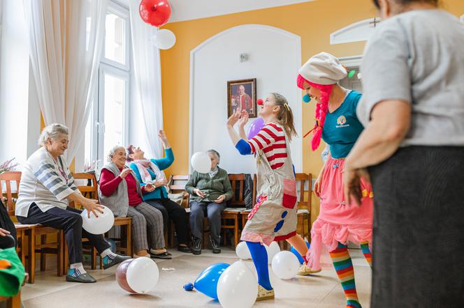 Licytacje z uśmiechem dla seniorów z Sosnowca. Fundacja Dr Clown chce zorganizować dla nich warsztaty