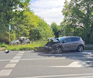 Peugeot i nissan roztrzaskane na drodze. Dramatyczny wypadek pod Sochaczewem 