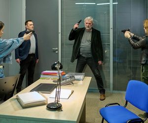 Na Wspólnej, odc 4024. Sławek (Mariusz Słupiński), policjant (Dariusz Klimek), Kaja Kasprzyk (Alicja Kalinowska), Iga (Lidia Sadowa)