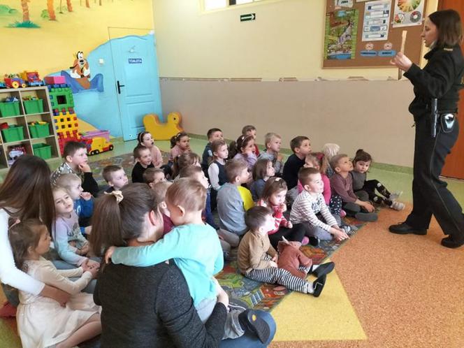 Strażnicy miejscy z Grudziądza rozpoczęli akcję rozdawania torebek na psie odchody