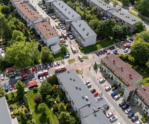 Pożar i wybuchy w mieszkaniu bloku w Tychach