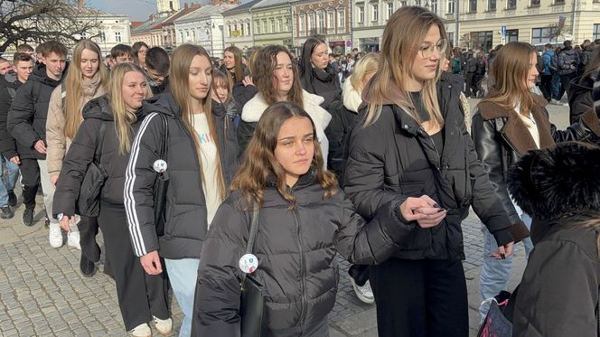 Maturzyści z Nowego Sącza zatańczyli poloneza na Rynku 