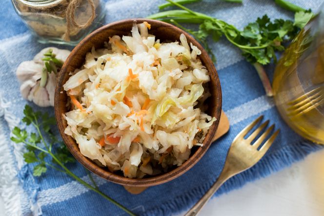 Surówka z kapusty kiszonej do ryby: najlepszy przepis