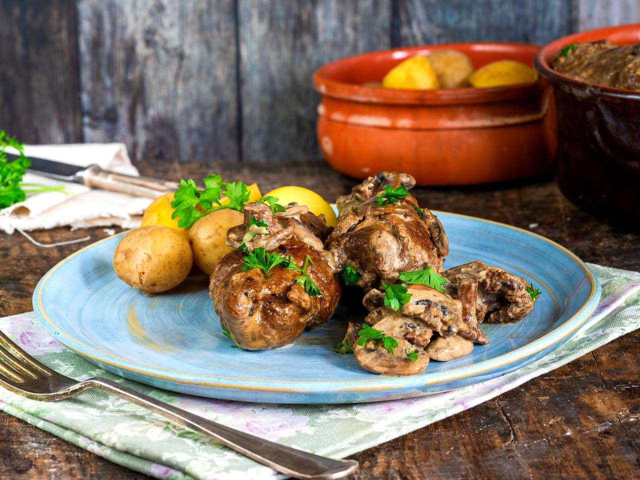 Pikantne roladki wieprzowe z salami i ajwarem w sosie pieczarkowym