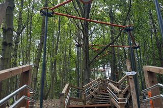 Pomarańczowy zygzak połączył „Dolne” z „Górnym”. Niebezpieczny skrót zastąpiła oświetlona, inkluzywna ścieżka