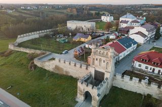 Zabytki stoją tu jeden przy drugim. To świętokrzyskie miasto wygląda jak z pocztówki, ale bez tłumów