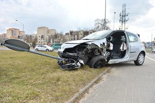 Wypadek na Gocławiu. Mężczyzna uwięziony w aucie! 