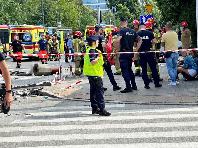 Wypadek na Mokotowie. Auto dachowało i wpadło w grupę ludzi! Są ciężko ranni