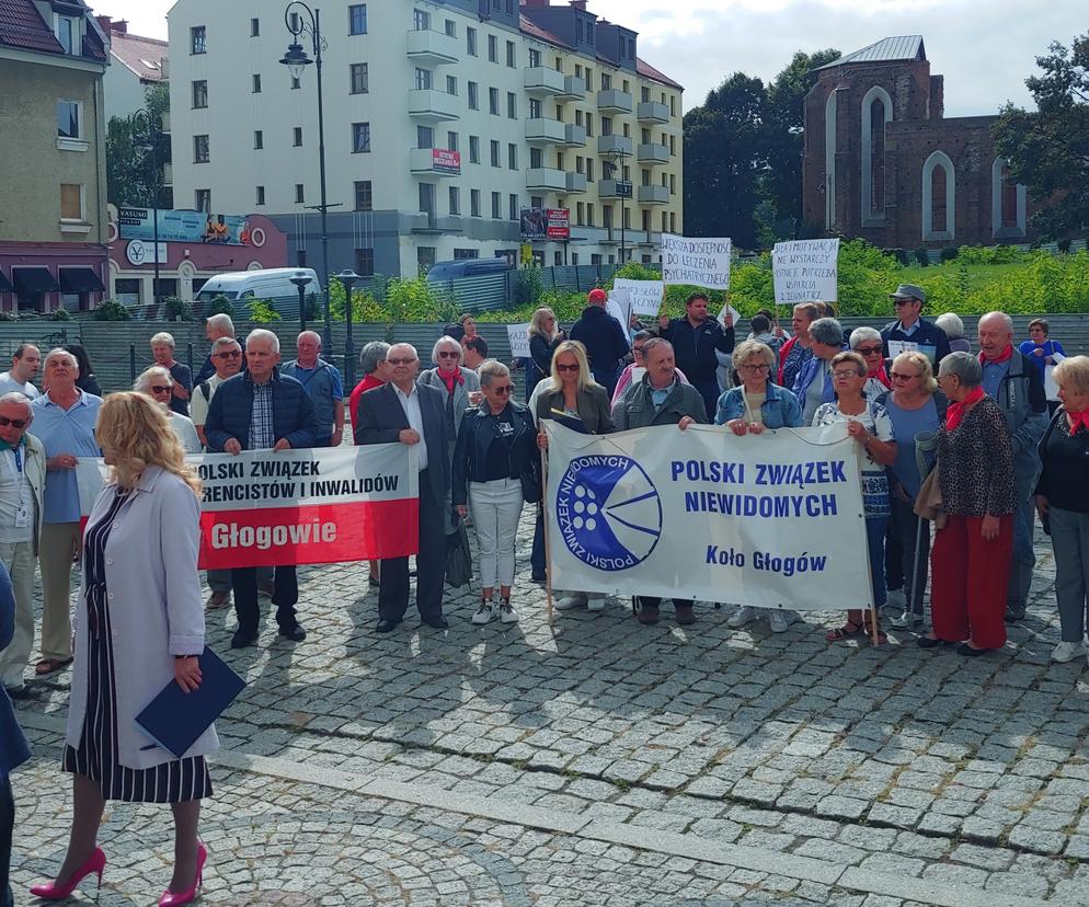 Zgromadzenie publiczne pod ratuszem w Głogowie