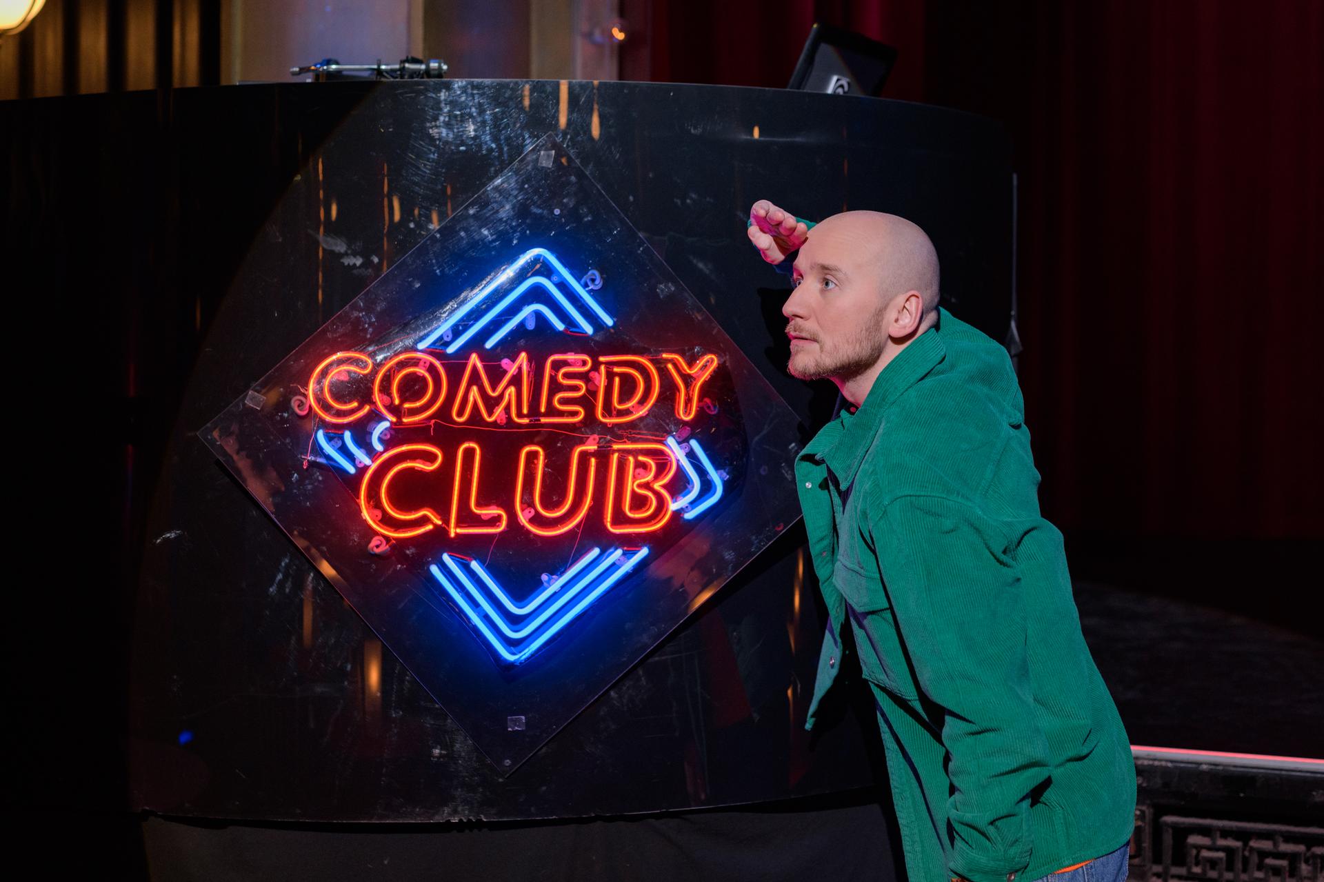 Comedy Club 9 – ¡Entretenimiento y Stand Up!  El cuarto bucle se derrumba sobre los hombros.