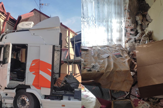 Ciężarówka wjechała w dom, ściana i pokój całkowicie zdemolowane. Na miejscu pracują służby
