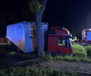 Toyota wjechała pod ciężarówkę. Dramatyczny wypadek pod Legionowem