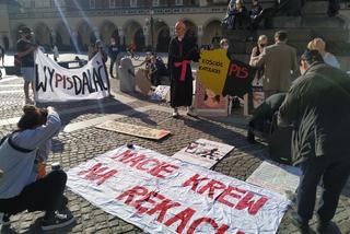 Protest przeciwko rządom PiS na Rynku Głównym w rocznicę Katastrofy Smoleńskiej