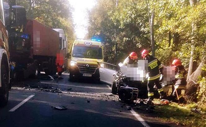 Wypadek w Katowicach. Kobieta zginęła w zderzeniu z TIRem