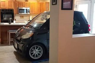 Przerażony huraganem Dorian, zaparkował auto w... kuchni - ZDJĘCIA