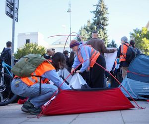 Ostatnie Pokolenie rozbiło namioty przed Sejmem. Domagają się prac nad ustawą o transporcie publicznym