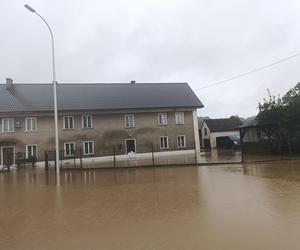 Zagrożenie powodziowe. Głuchołazy. Woda przelała się przez wały. Zalewa miasto