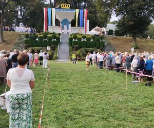 Rocznica koronacji Matki Bożej Kębelskiej w Wąwolnicy. Pojawiło się tysiące wiernych. Zobacz