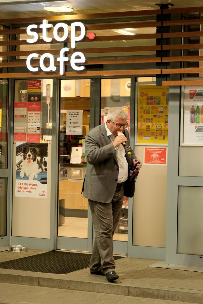 Ryszard Czarnecki świętował hot-dogiem