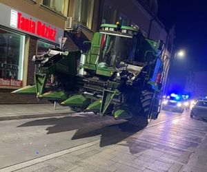 Kombajnem utknął w środku miasta. Jak się tam znalazł? Zaskakujący powód!