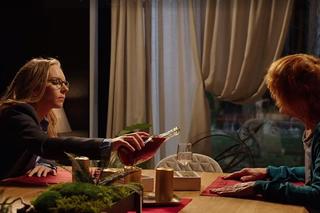 M jak miłość. Sylwia (Hanna Turnau), gosposia Ola (Ewa Kolasińska)	