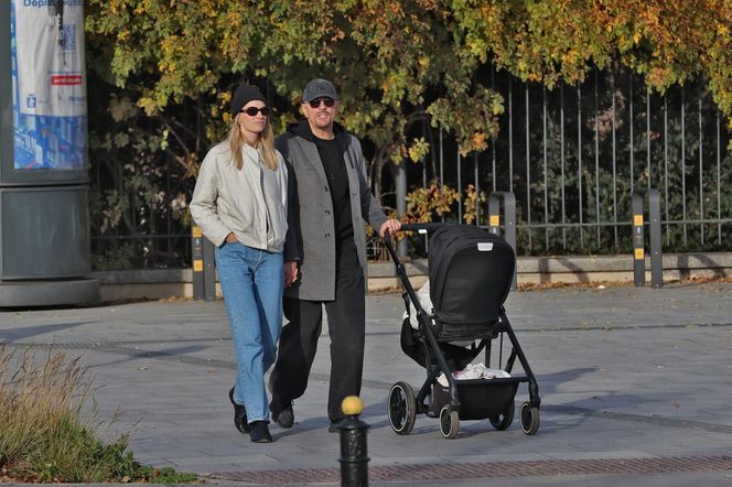 Krzysztof Ibisz z rodziną na spacerze