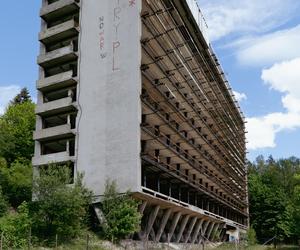 Stalownik. Opuszczony szpital z PRL-u niszczeje w środku lasu w Bielsku-Białej