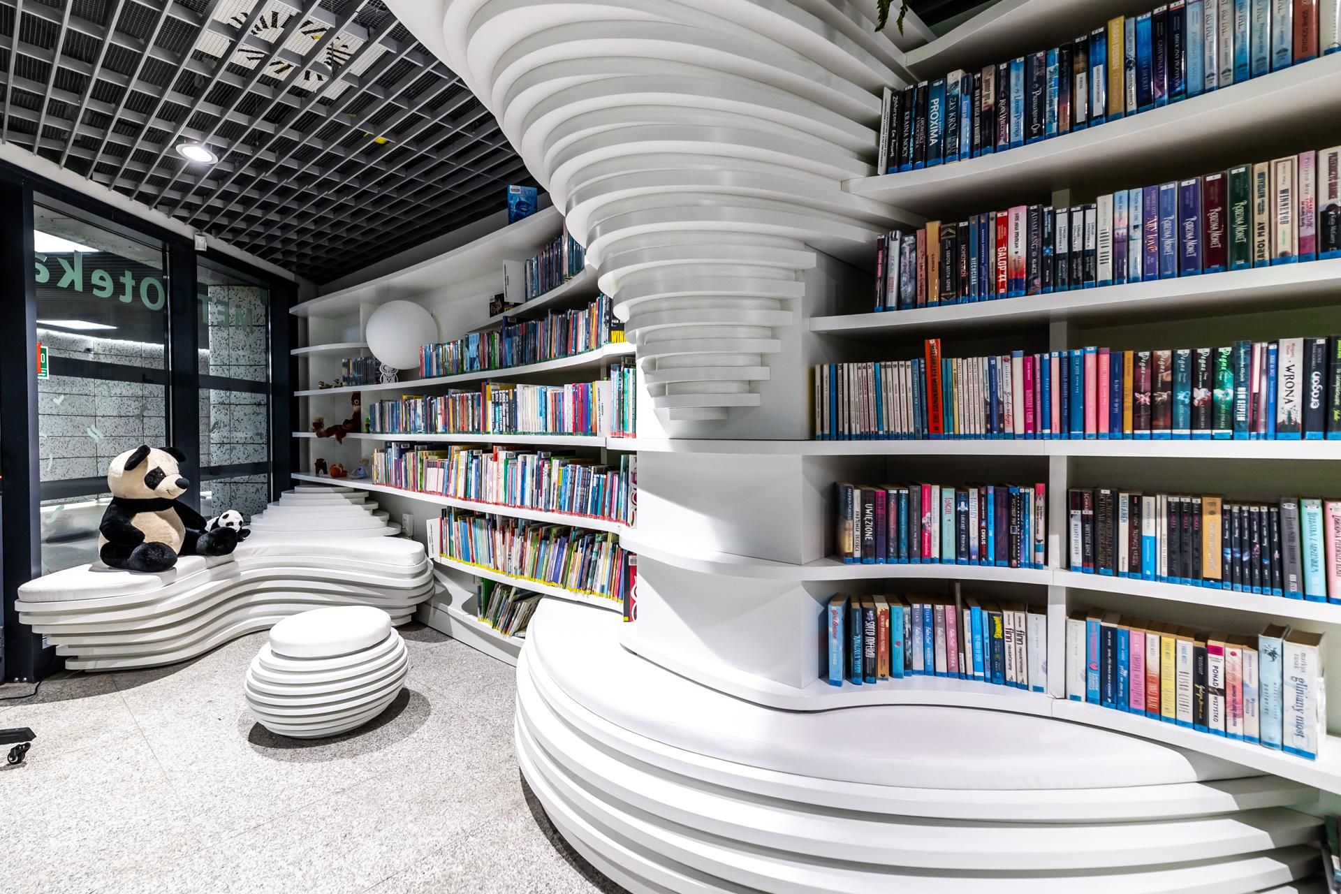 Metroteka – biblioteka na stacji metra M2 Kondratowicza w Warszawie