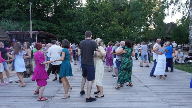 Sielanka na parkiecie w Muzeum Wsi Lubelskiej pod gołym niebem! Za nami kolejna potańcówka w rytmie miejskiego folkloru z Warszawy i Lwowa