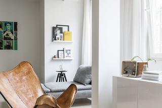 Fotel retro w mieszkaniu w stylu skandynawskim
