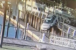 Pomylił gaz z hamulcem i zaparkował na molo