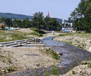 Stronie Śląskie niemal rok po powodzi. Jak wygląda dziś miejsce, gdzie pękła tama? 