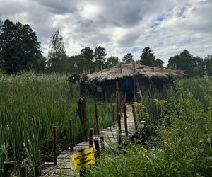 A oto kilka zdjęć scenografii i kostiumów.
