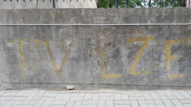 Napis „TV łże” na murze przy ul. Kopernika pochodzący z lat 80. ubiegłego wieku został zabezpieczony